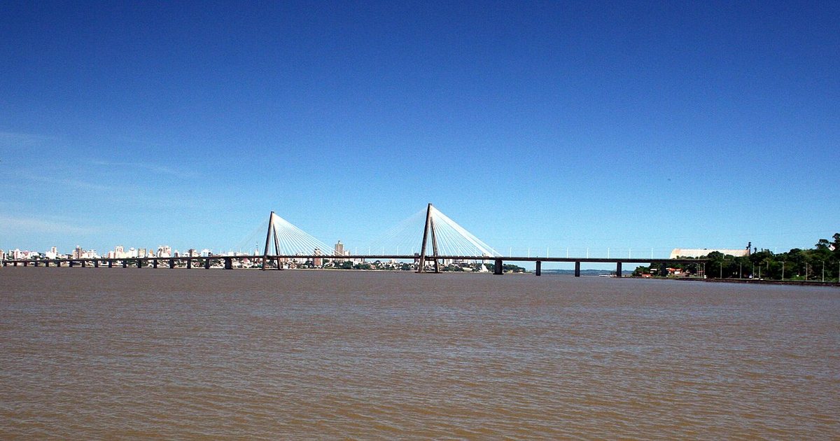 Puente San Roque González de Santa Cruz sobre el río Paraná, en Encarnación