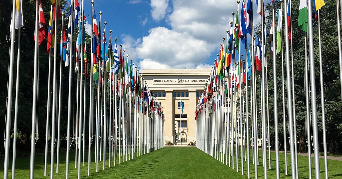Banderas frente al Palacio de las Naciones, sede de la ONU en Ginebra
