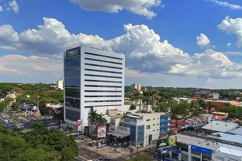 Foto: Cmasi / Wikimedia Commons · CC BY-SA 4.0 Vista aérea del barrio Villa Morra, en Asunción, donde Luis Cubas Grau abrió su primer restaurante
