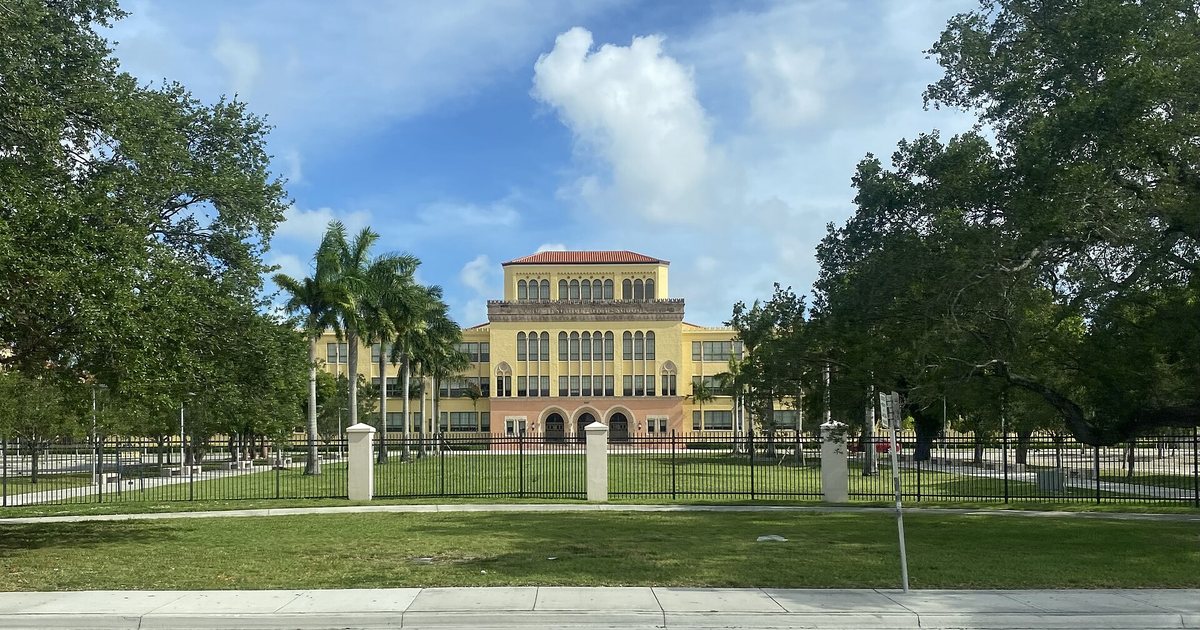 Fachada del Miami Senior High School, el colegio de Miami donde se estrena Puká