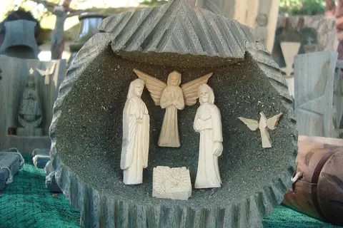 Pesebre tallado en madera por un artesano de Tobatí, Cordillera, Paraguay