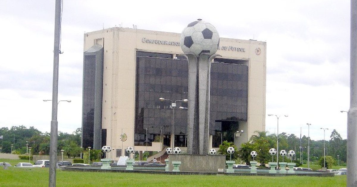 Sede de la Confederación Sudamericana de Fútbol en Luque, con el monumento de la pelota frente al edificio