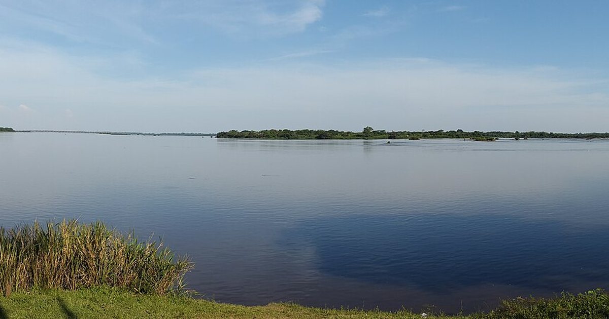 El río Paraná frente a la costa de Ayolas, en el departamento de Misiones