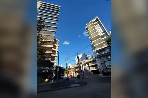 Edificios de departamentos en la esquina de Juan Max Boettner y Juan XXIII, en el barrio Las Lomas de Asunción