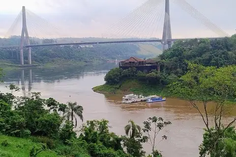El Puente de la Integración sobre el río Paraná, entre Presidente Franco y Foz de Iguazú, dos meses antes de su apertura