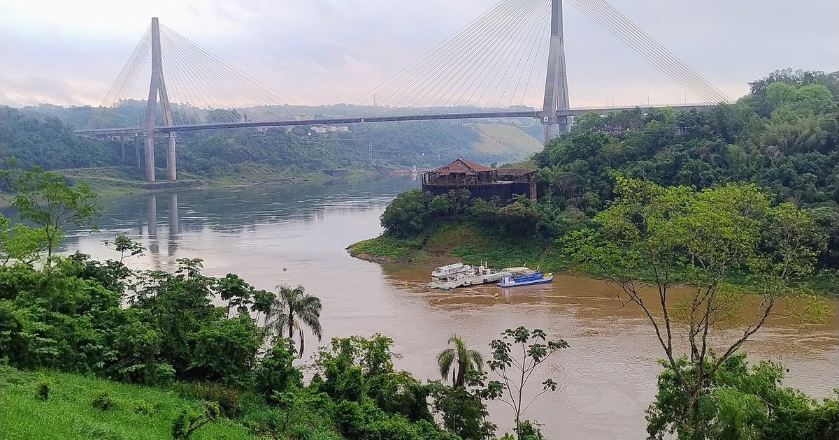 El Puente de la Integración sobre el río Paraná, entre Presidente Franco y Foz de Iguazú, dos meses antes de su apertura