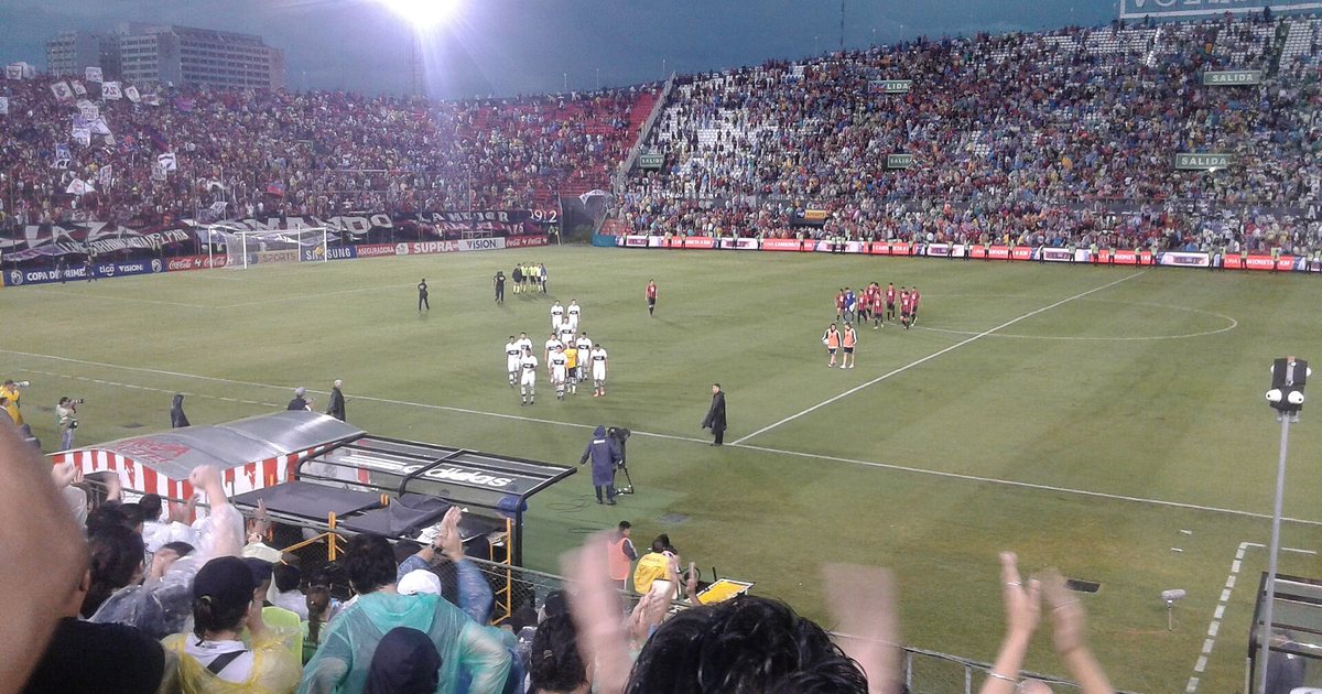 Jugadores de Olimpia en la cancha del estadio Defensores del Chaco, en Asunción, durante el entretiempo de un partido de 2015