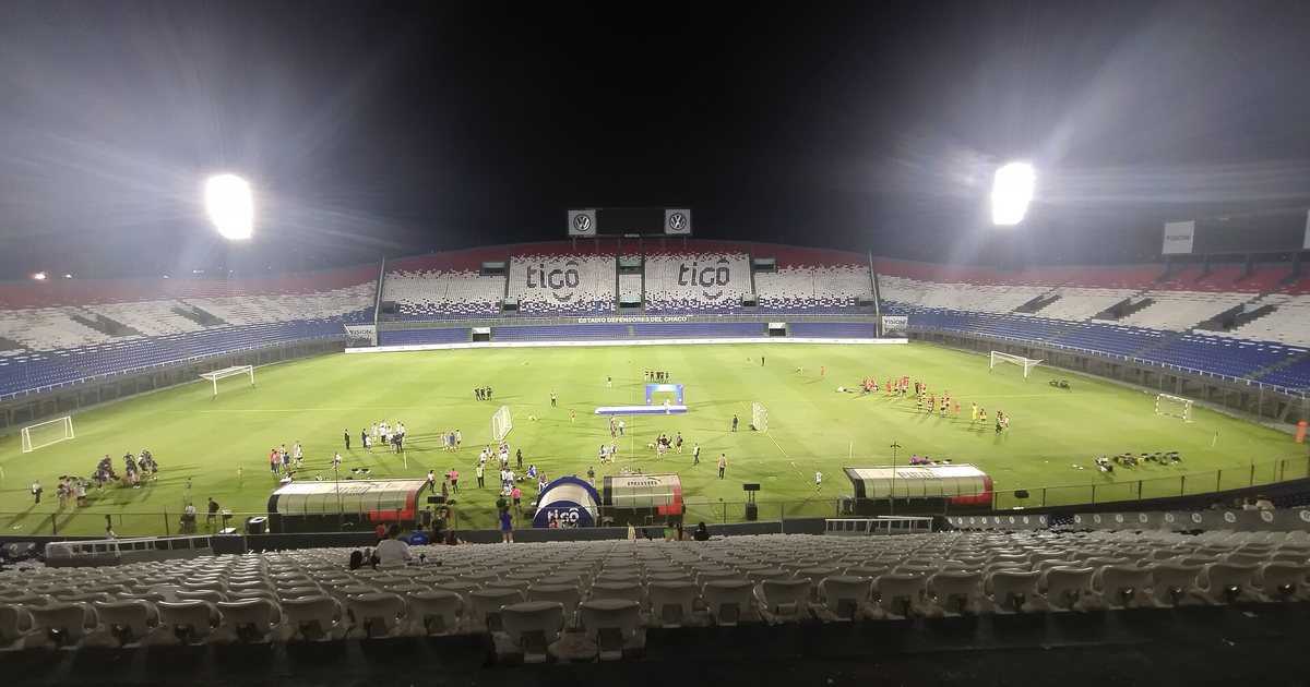 Tribunas y cancha del estadio Defensores del Chaco, en Asunción, iluminado de noche