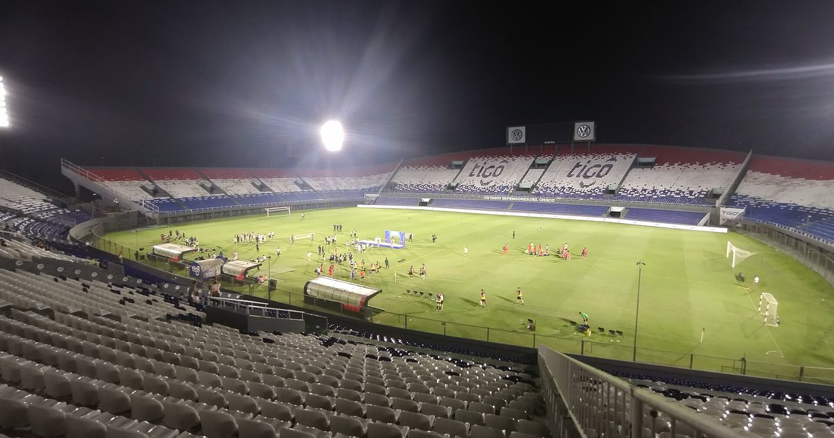 El estadio Defensores del Chaco, en Asunción, de noche y con las tribunas vacías