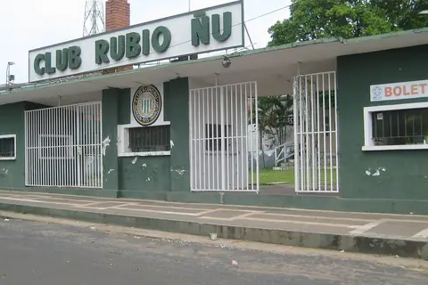 Foto: Luis-NCSP / Wikimedia Commons · CC BY-SA 4.0 Fachada del estadio La Arboleda, de Rubio Ñu, en el barrio Santísima Trinidad de Asunción