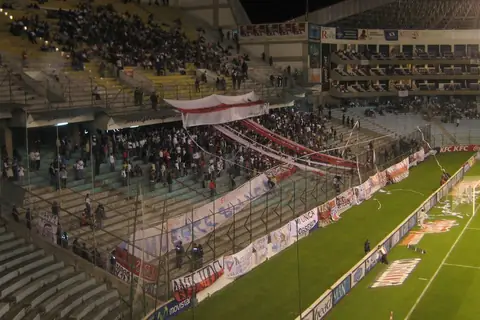 Foto: Quito magnífico / Wikimedia Commons · CC BY-SA 3.0 Tribunas y cancha del estadio Rodrigo Paz Delgado, de Liga de Quito, en un partido nocturno, en Quito, Ecuador