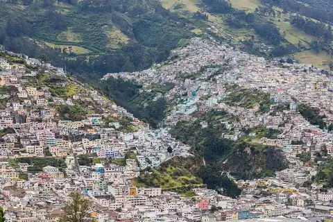Foto: Diego Delso / Wikimedia Commons · CC BY-SA 4.0 Barrios de Quito, Ecuador, al pie de las montañas, vistos desde El Panecillo; la ciudad sede de la Libertadores Femenina 2026