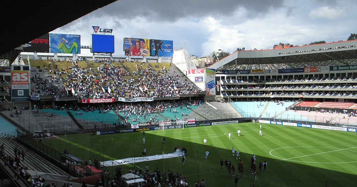 Tribunas y cancha del estadio Rodrigo Paz Delgado, en Quito, donde Olimpia juega dos partidos de grupo y se define la copa