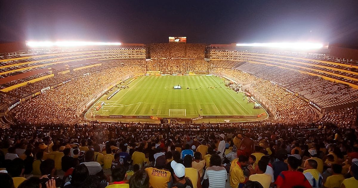El estadio Monumental de Guayaquil iluminado y lleno en un partido nocturno, escenario de la final de 1990