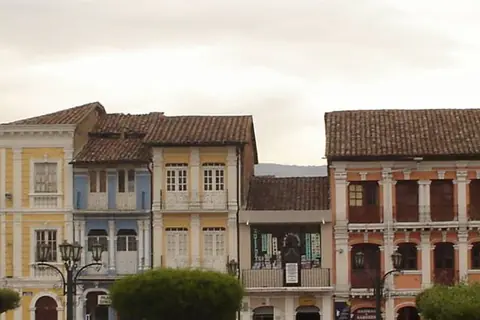 Foto: Diego Tirira / Wikimedia Commons · CC BY-SA 2.0 Casas del centro de Sangolquí, Ecuador, la ciudad del valle de Los Chillos donde Olimpia jugó con Cruzeiro