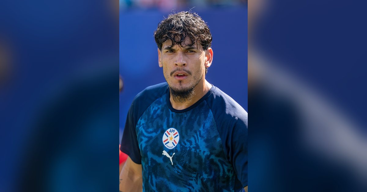 El defensor paraguayo Gustavo Gómez, capitán de Palmeiras, con la camiseta de entrenamiento de la Albirroja