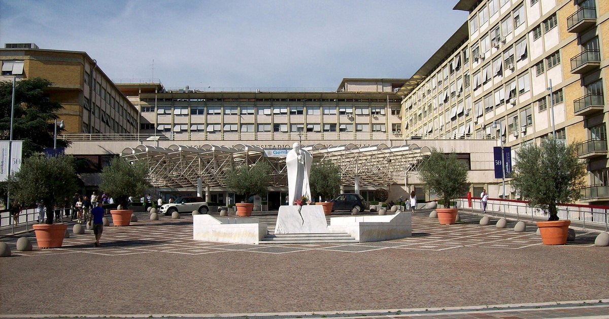 Fachada del Policlínico Gemelli, el hospital de Roma donde fue operado el papa