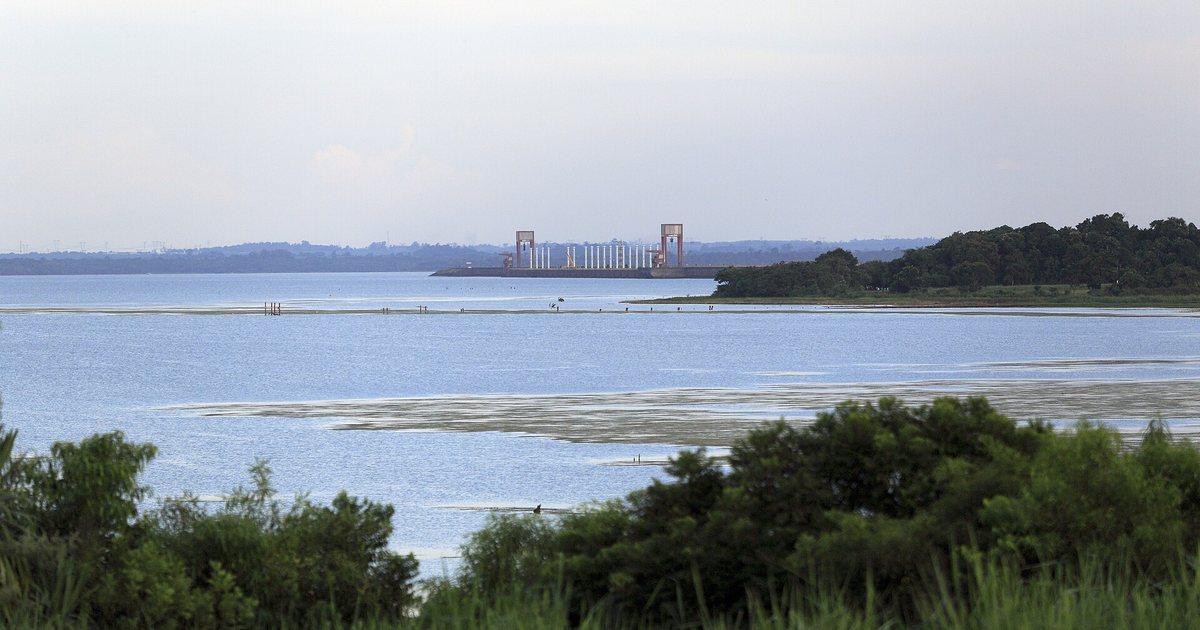 Embalse y presa de Itaipú vistos desde la costanera de Hernandarias, Alto Paraná