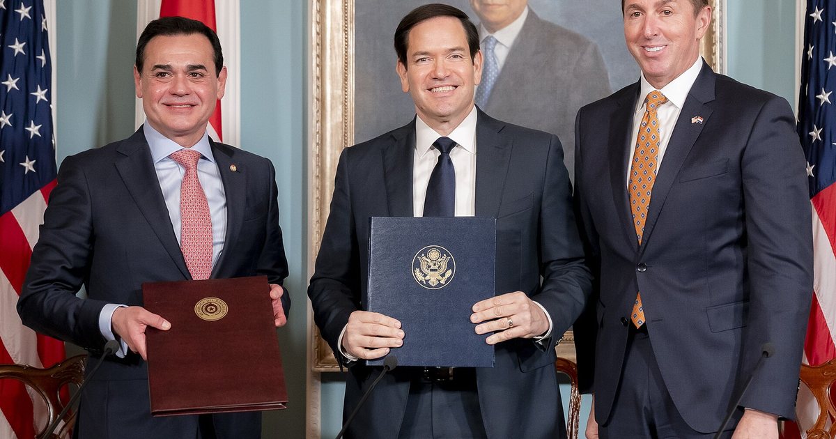 El canciller Rubén Ramírez Lezcano, a la izquierda, con Marco Rubio en el Departamento de Estado, en Washington, en agosto de 2025