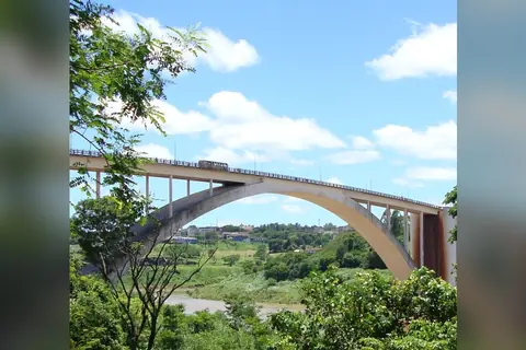Foto: Liam King / Wikimedia Commons · CC BY 2.0 Puente de la Amistad sobre el río Paraná, entre Ciudad del Este y Foz de Yguazú, en la frontera con Brasil