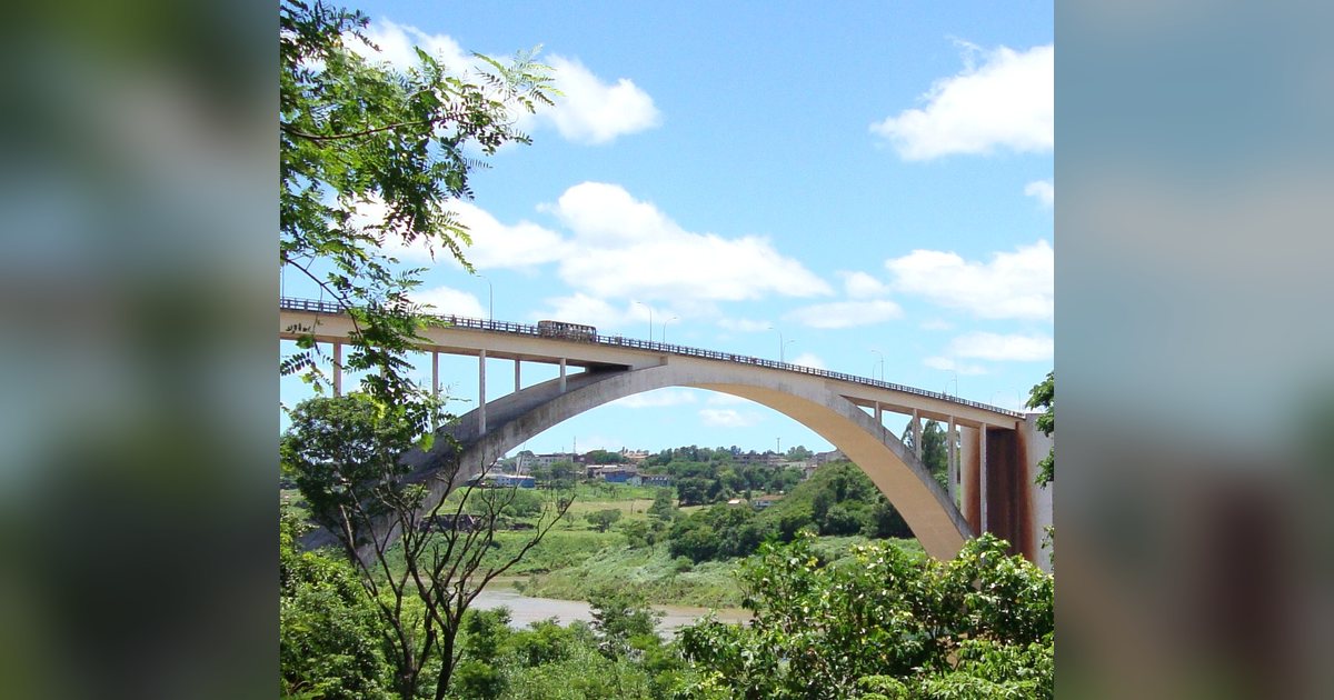 Puente de la Amistad sobre el río Paraná, entre Ciudad del Este y Foz de Yguazú, en la frontera con Brasil