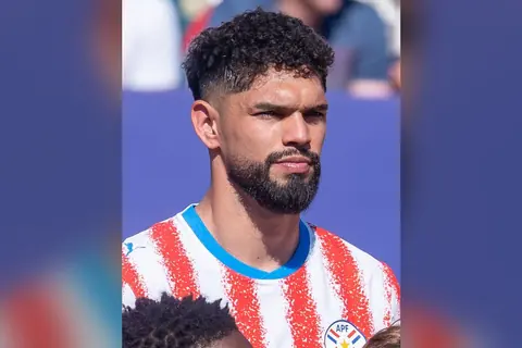 Omar Alderete, defensor paraguayo del Sunderland, con la camiseta de la Albirroja en un partido de 2026