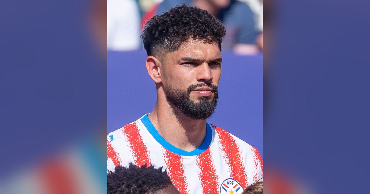 Omar Alderete, defensor paraguayo del Sunderland, con la camiseta de la Albirroja en un partido de 2026