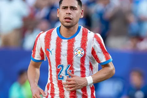 Gustavo Caballero, delantero paraguayo del Santos, con la camiseta de la Albirroja