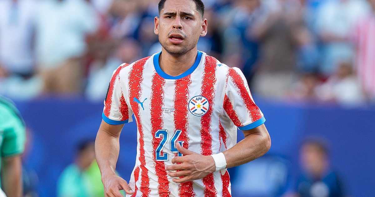 Gustavo Caballero, delantero paraguayo del Santos, con la camiseta de la Albirroja