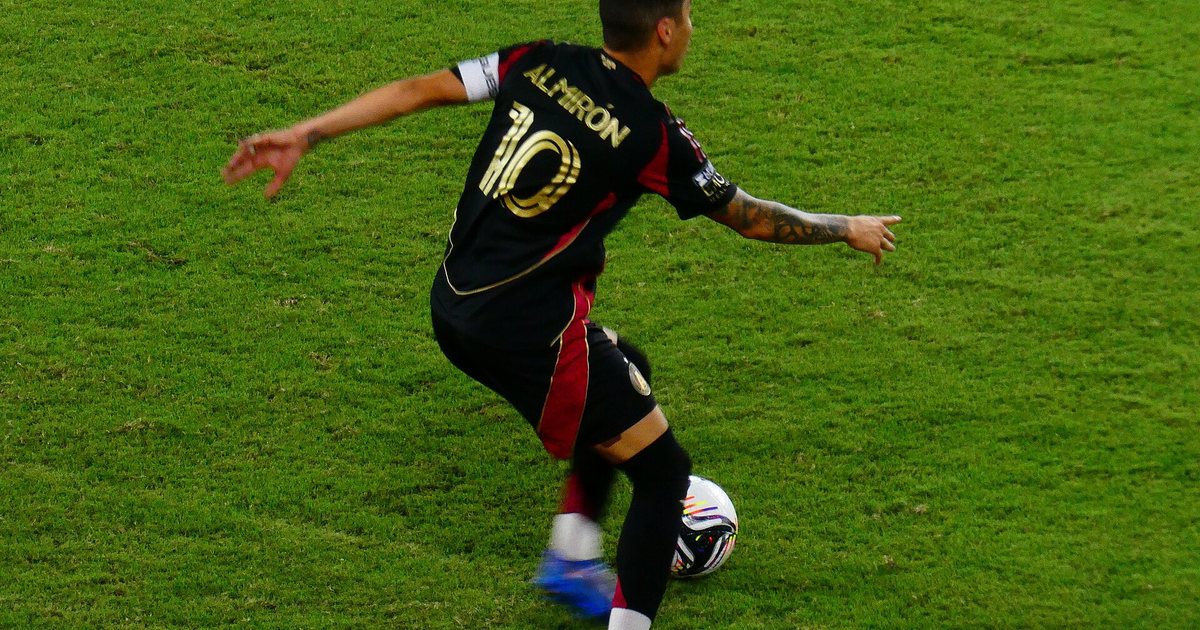 Miguel Almirón conduce la pelota con la camiseta número 10 de su club durante un partido