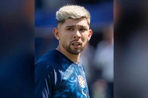 El volante Julio Enciso con la ropa de entrenamiento de la Albirroja, en el Mundial 2026