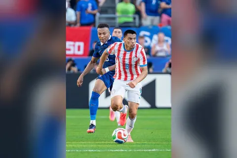 Diego Gómez, volante paraguayo del Brighton, conduce la pelota con la camiseta de la Albirroja en un partido de 2026