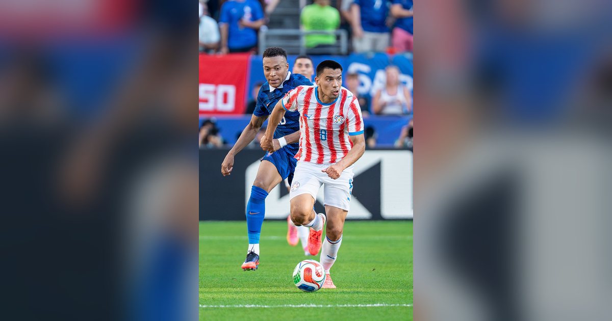 Diego Gómez, volante paraguayo del Brighton, conduce la pelota con la camiseta de la Albirroja en un partido de 2026