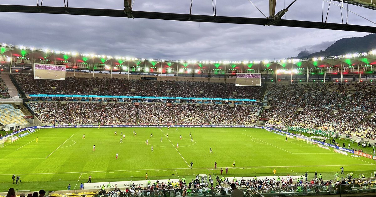 El estadio Maracanã de Río de Janeiro con sus tribunas llenas durante un partido nocturno
