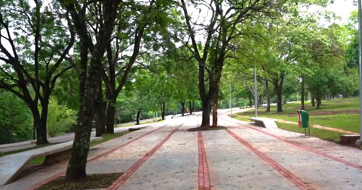 Senderos arbolados del Parque Lineal de Itaipú, en el Área 1 de Ciudad del Este