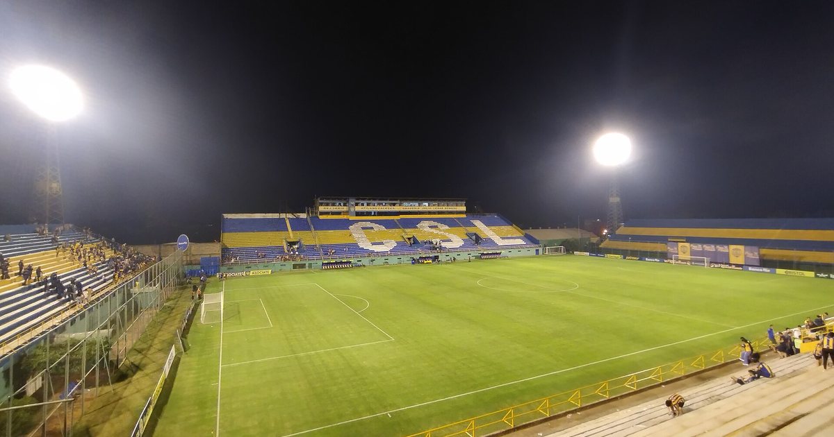 Estadio Feliciano Cáceres, casa de Sportivo Luqueño, en Luque, iluminado de noche