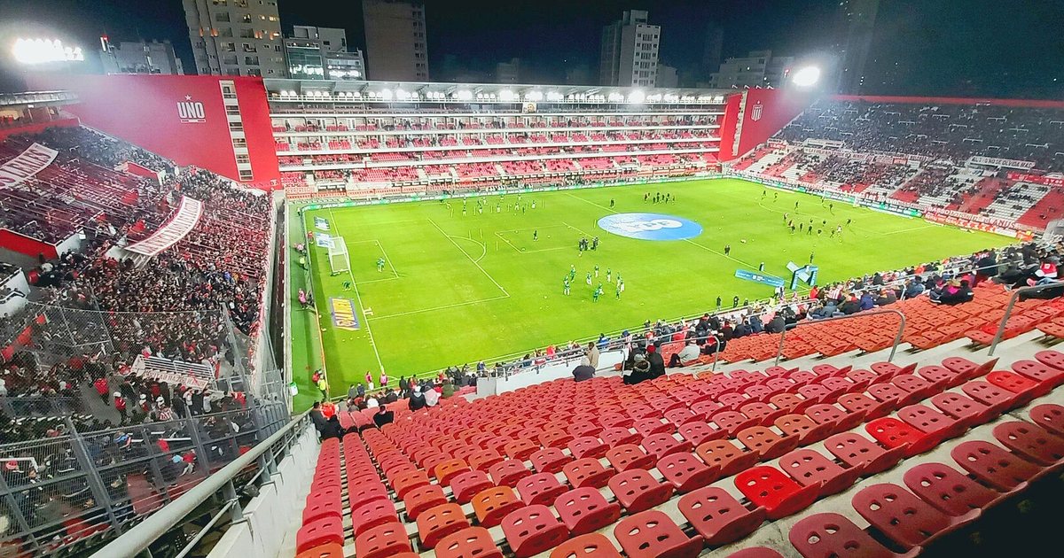 Estadio Jorge Luis Hirschi de Estudiantes, en La Plata, con las tribunas y el campo iluminados antes de un partido nocturno
