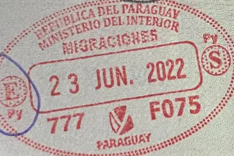 Sello de entrada de Migraciones de la República del Paraguay en la página de un pasaporte
