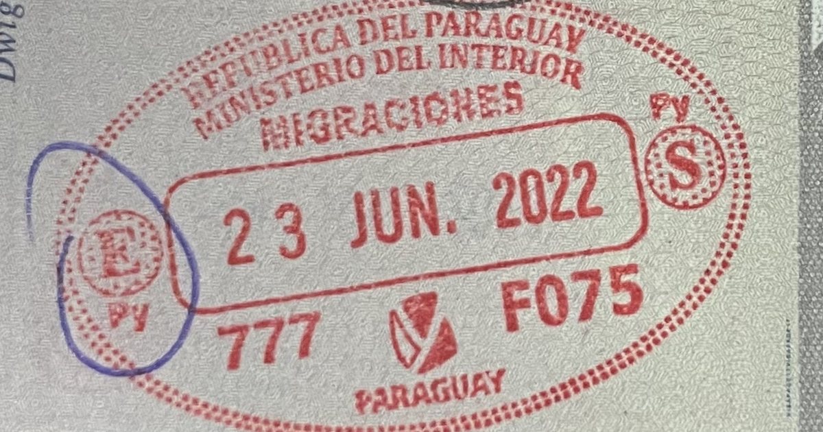 Sello de entrada de Migraciones de la República del Paraguay en la página de un pasaporte