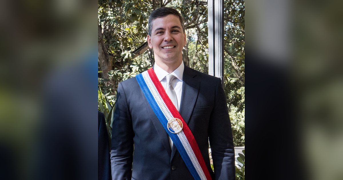 El presidente Santiago Peña con la banda presidencial, en Asunción