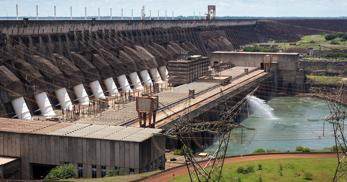 La represa de Itaipú y su casa de máquinas sobre el río Paraná