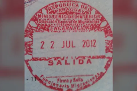 Sello de salida de Migraciones en un pasaporte, en el paso de Encarnación