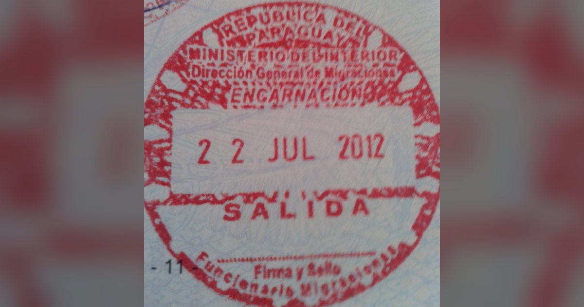 Sello de salida de Migraciones en un pasaporte, en el paso de Encarnación