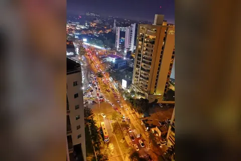 La avenida Santa Teresa de Asunción de noche, con torres de departamentos y tránsito