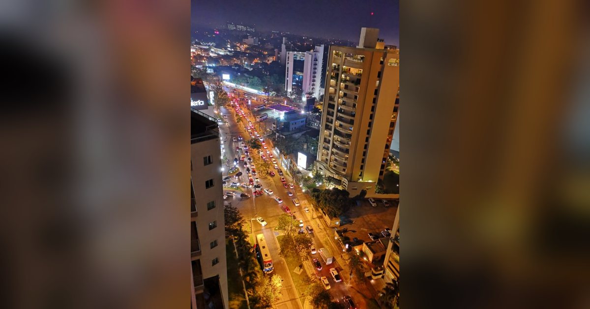 La avenida Santa Teresa de Asunción de noche, con torres de departamentos y tránsito