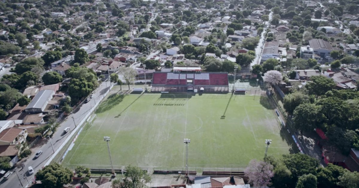 Vista aérea del estadio Emiliano Ghezzi, con la cancha y la tribuna principal rodeadas de casas
