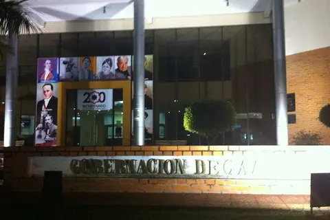Fachada de la Gobernación de Caaguazú de noche, en Coronel Oviedo