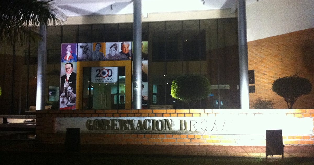 Fachada de la Gobernación de Caaguazú de noche, en Coronel Oviedo