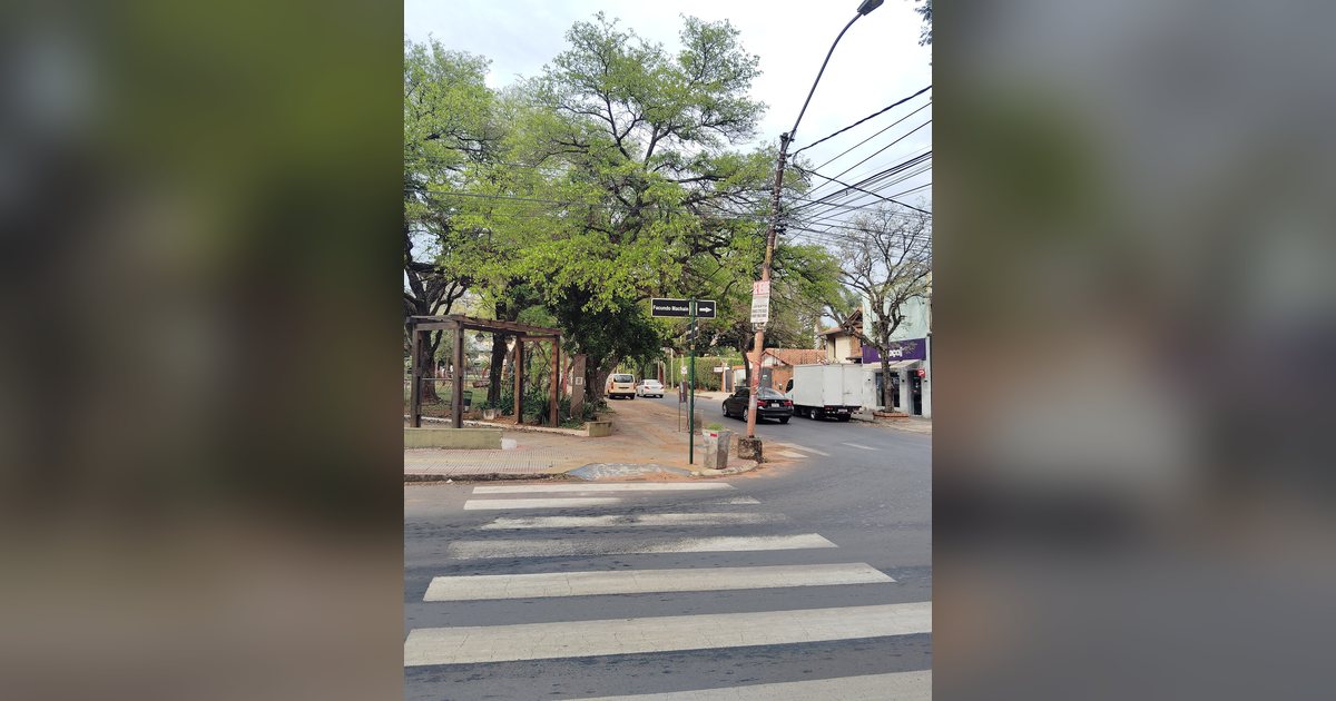 Calle asfaltada con senda peatonal pintada frente a la plaza Pedro Juan Caballero, en Asunción