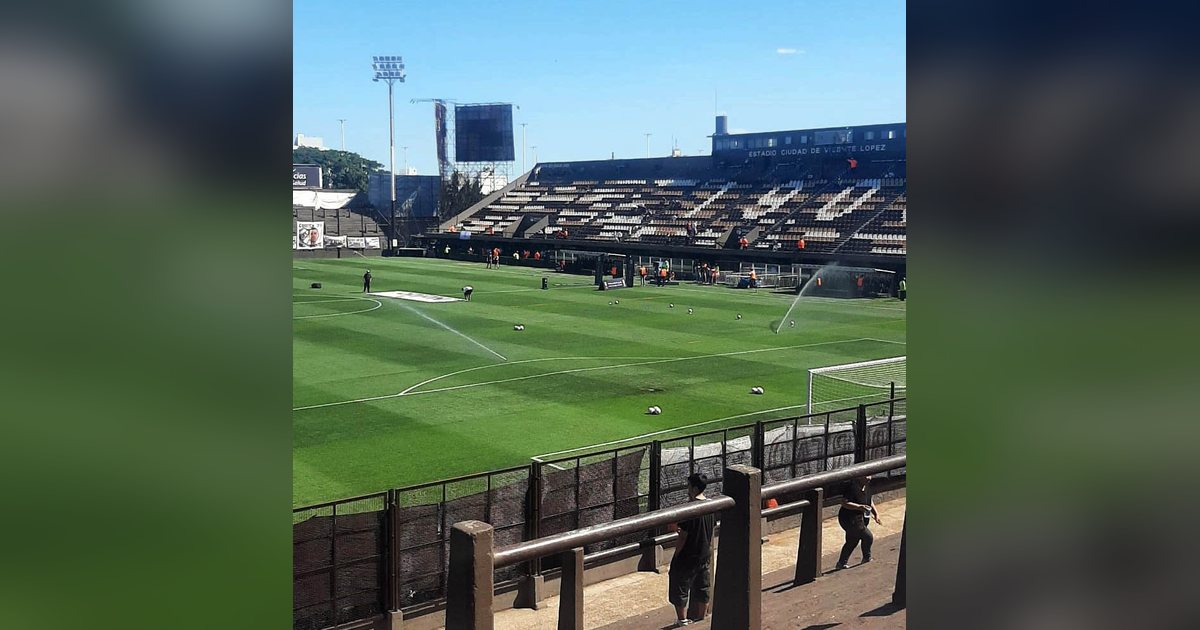 Campo y tribuna del estadio Ciudad de Vicente López, cancha de Platense en Buenos Aires